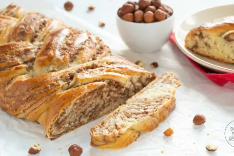 Ein goldbrauner Nusszopf, frisch gebacken, mit einer köstlichen Nussfüllung. Dieses Nusszopf Rezept ist ein Genuss!