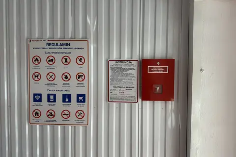 Instrukcja bezpieczeństwa pożarowego w magazynie samoobsługowym. Zawiera zasady przechowywania, korzystania i postępowania na wypadek pożaru.