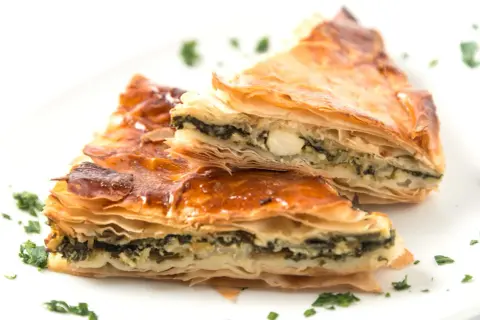 Krispiga filodegsrullar med spenat och fetaost, ett läckert filodeg recept.