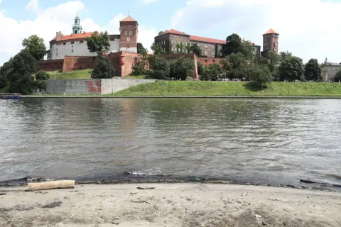 Widok na Wawel z Wisły. Piękne miejsca w Krakowie, które warto zobaczyć.