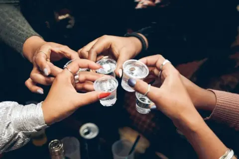 Ile wódki na 18 urodziny? Uniknij błędów przy zakupie alkoholu