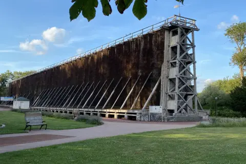 Große Gradierwerke in Bad Westernkotten, ein beeindruckendes Holzbauwerk mit vielen Ästen, die Salzsole verdunsten lassen.