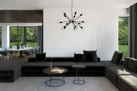 Nowoczesny salon z czarną sofą i designerskim oświetleniem. Sufit z belkami dodaje charakteru.