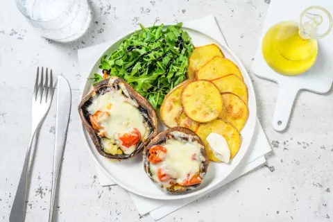 Portabello recept med gratinerad svamp, krispiga potatisskivor och ruccolasallad. Enkel och god middag.