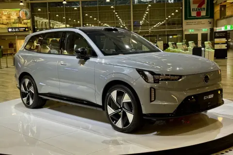 Grå Volvo EX90 på en utställningsplattform. Framtiden för volvo car mobility visas upp på flygplatsen.