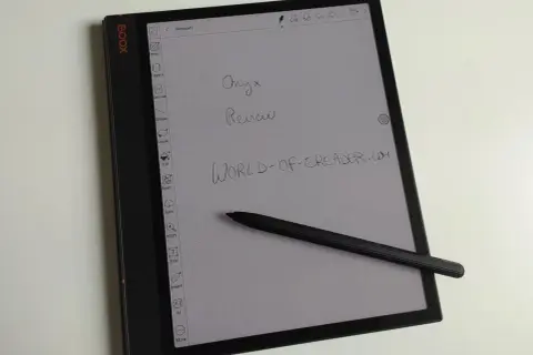 L'Onyx Boox Note Air 3C affiche une page de notes avec "Onyx Review" et "WORLD-OF-EREADER.COM" écrits à la main.
