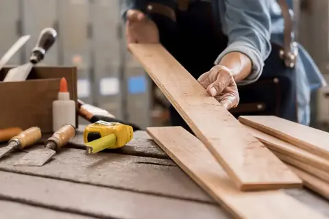 Manos expertas preparan madera para restaurar. Aprende como quitar pintura de la madera sin dañarla con estas herramientas.
