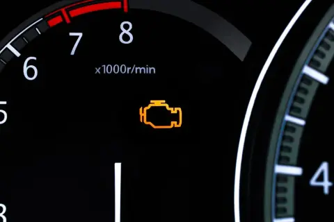 Pomarańczowa kontrolka silnika na desce rozdzielczej. Zastanawiasz się, jak skasować błąd check engine bez komputera?