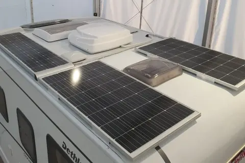 Instalación de placas solares con baterías en el techo de una autocaravana Dethleffs para energía autónoma.