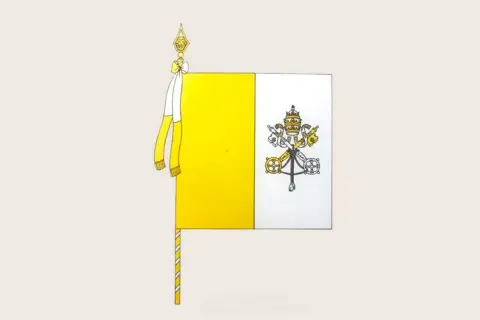 Flaga Watykanu z kluczami św. Piotra i tiarą papieską. Wskazuje kolejność wieszania flag kościelnych.