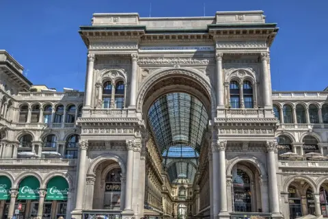 L'imponente Galleria Vittorio Emanuele II a Milano, con la sua volta in vetro e ferro. Curiosità: qui si trova il toro in mosaico su cui girare sui talloni per buona fortuna.