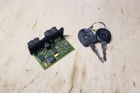 Elektronika samochodowa z kluczykami, widoczny układ eeprom.