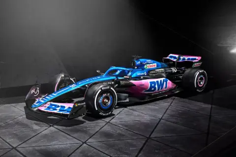 Błękitno-różowy bolid zespołu Alpine F1 Team z logo BWT i Castrol, gotowy do wyścigu.
