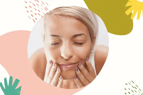 Delikatny peeling enzymatyczny w ciąży dla promiennej cery. Kobieta z zamkniętymi oczami delikatnie masuje twarz.