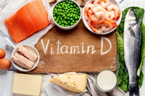 Fonti di vitamina D: salmone, gamberi, uova, pesce, formaggio, latte. Informati su vitamina D3 controindicazioni.