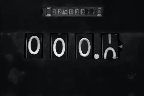 Liczniki pokazują 00.0. Czy 0 jest parzyste? Tak, zero jest liczbą parzystą.