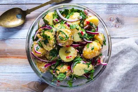 En härlig potatissallad med rödlök och örter, perfekt som tillbehör eller som ett lättare potatis recept.