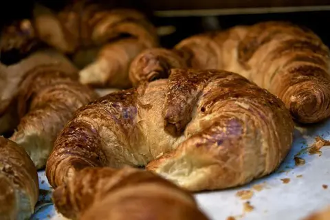 Croissants dorados, un clásico de la gastronomía francesa, listos para disfrutar.