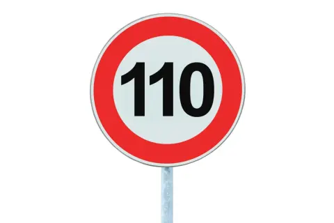 Panneau de limitation de vitesse à 110 km/h, souvent appliqué comme limitation de vitesse jeune conducteur.