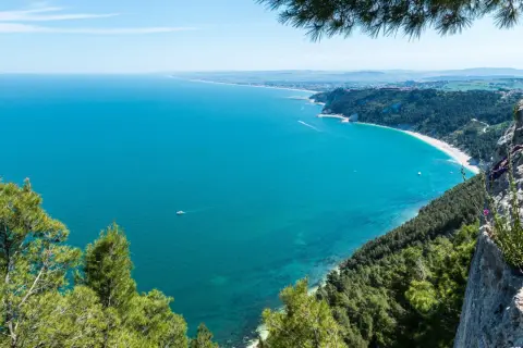 Vista mozzafiato sulla Riviera del Conero e i Colli dell'Infinito. Mare turchese, spiagge bianche e macchia mediterranea.