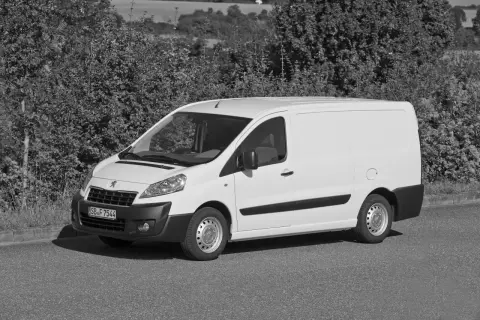 Biały Peugeot Expert na tle zieleni. Poznaj jego praktyczne peugeot expert wymiary, idealne do transportu.