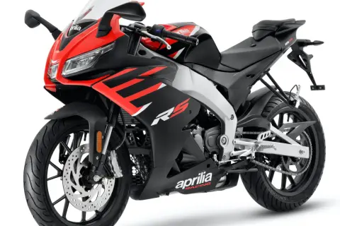 Sportowy motocykl Aprilia RS 125 w kolorze czarno-czerwonym. Idealny jako pierwszy motor na kat B.