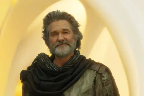 Kurt Russell som Ego i filmer med Kurt Russell, med grått hår och skägg, klädd i en mörk sjal och rustning.