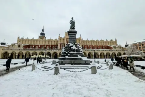 Zimowy spacer po Rynku Głównym w Krakowie. Pomnik Mickiewicza i Sukiennice w śniegu to idealne tło na krótki wypad, nawet jeśli to tylko kraków w dwa dni.
