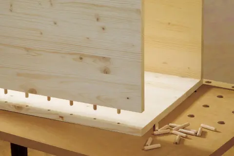 Ensamblaje de madera: cómo unir dos tableros de aglomerado con espigas.