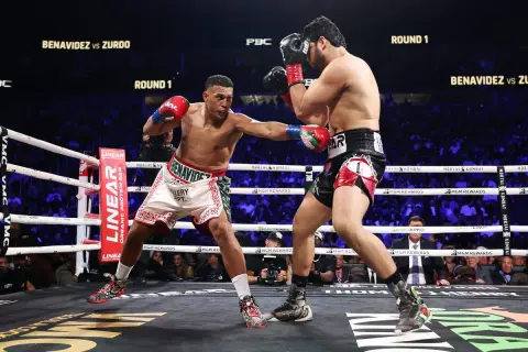 A cruiserweight boxer lands a punch on a heavyweight opponent in a thrilling round 1 match.