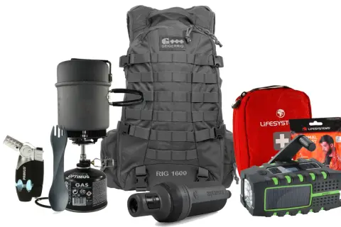Utrustning för en bug out bag i Sverige: ryggsäck, kök, gas, tändare, vattenfilter, första hjälpen-kit och en vevradio/lykta.