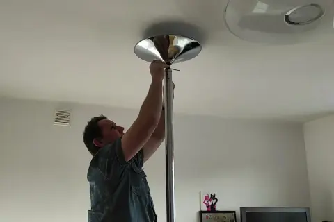 Jak zamontować rurę do pole dance w domu? Pełen przewodnik DIY
