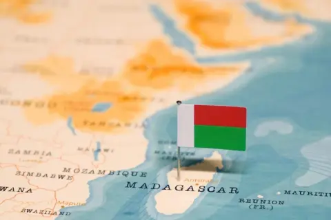 Flaga Madagaskaru na mapie Afryki. Gdzie leży Madagaskar? Na wschód od Mozambiku, na Oceanie Indyjskim.