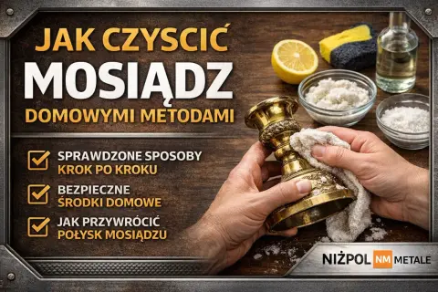 Czyszczenie mosiądzu domowymi sposobami. Dłonie polerują ozdobny świecznik, obok cytryna, sól i gąbka.