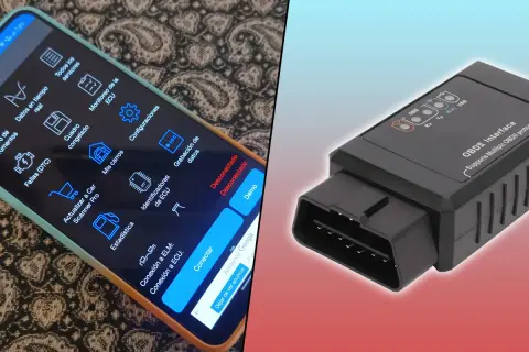 Teléfono con app de diagnóstico automotriz y dispositivo de **conexión OBD** para leer datos del coche.
