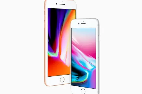 Dwa iPhone'y 8, złoty i srebrny, z kolorowymi tapetami. Pamiętasz, kiedy iPhone 8 kiedy wyszedł?