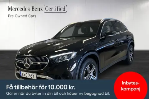 Svart Mercedes GLC 300 de hybrid, redo för en testkörning. Erbjudande om tillbehör för 10.000 kr vid köp av begagnad bil.