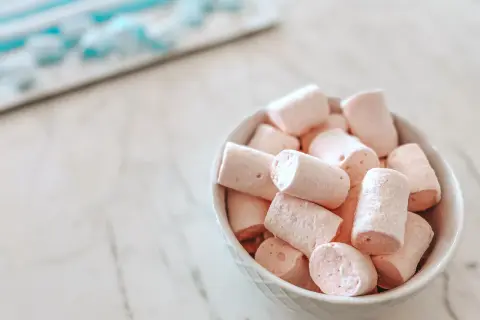 Un bol de guimauves roses, parfait pour apprendre comment faire de la guimauve maison.