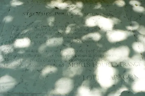 Strophes pour se souvenir : poème gravé sur marbre, évoquant des portraits et des noms difficiles à prononcer, "Morts pour la France".