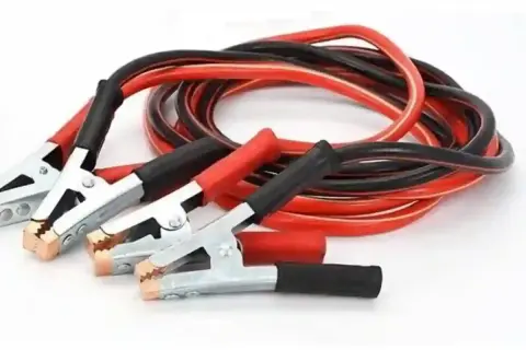 Pince batterie voiture rouge et noire, prêtes à dépanner.