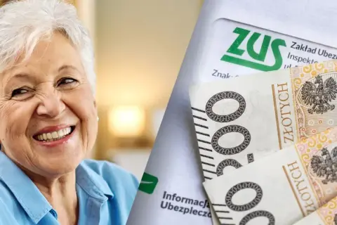 Uśmiechnięta emerytka cieszy się z pieniędzy. Dokument ZUS i banknoty symbolizują drugą waloryzację emerytur.