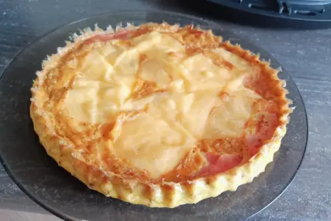 Złocisty omlet z airfryera z serem i szynką, idealny na szybkie śniadanie.