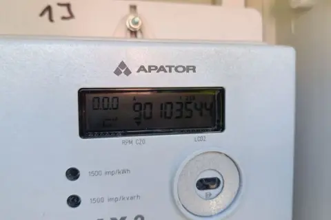 Cyfrowy licznik APATOR pokazuje stan 90103544. Dowiedz się, jak odczytać licznik prądu, by kontrolować zużycie.