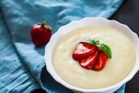 Gładka kaszka manna, czyli semolina, podana z truskawkami i miętą. Pyszne śniadanie, co to jest semolina?