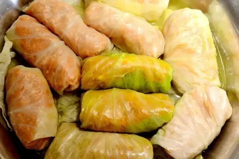 Gołąbki gotowe do pieczenia, idealne na przepis na gołąbki na 1kg mięsa. Widać różnorodność farszu i liści kapusty.