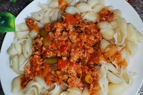 Makaron w kształcie muszelek (lumache) z sosem mięsnym i warzywami.