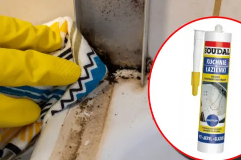 Rękawiczki w żółtych rękawiczkach czyszczą pleśń z narożnika, obok tubka silikonu.