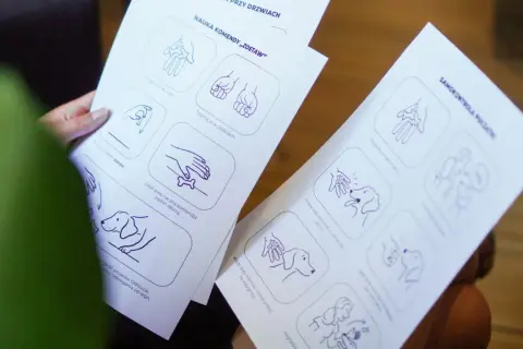 Instrukcje dla właścicieli psów reaktywnych: nauka komendy "zostaw" i samokontrola.