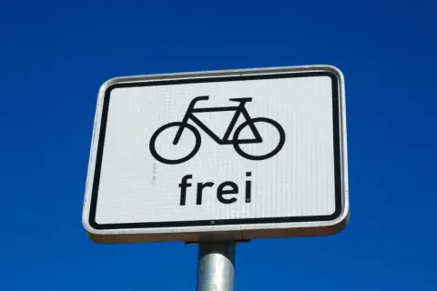 Ein Schild mit einem Fahrradsymbol und dem Wort "frei" darunter. Radfahrer frei!