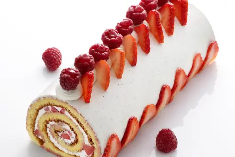 Un délicieux roulé fraise mascarpone, orné de fruits rouges frais et de fines tranches de fraises, invite à la gourmandise.